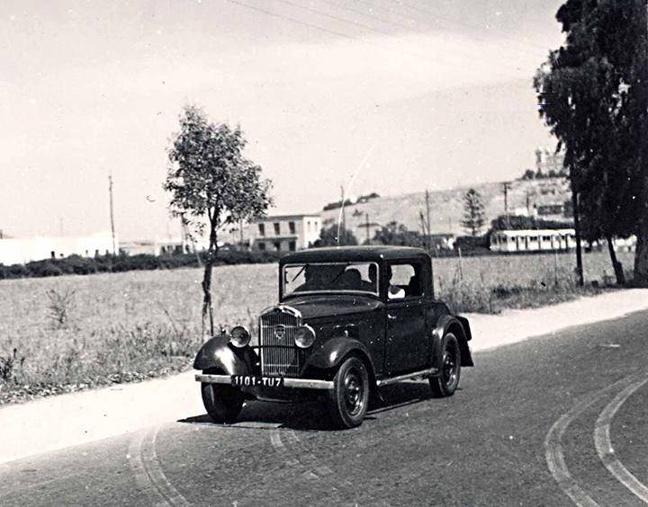 Peugoet 201 coupé docteur de 1931 – 1101 TU 7 – à Carthage, le TGM apparaît en arrière plan